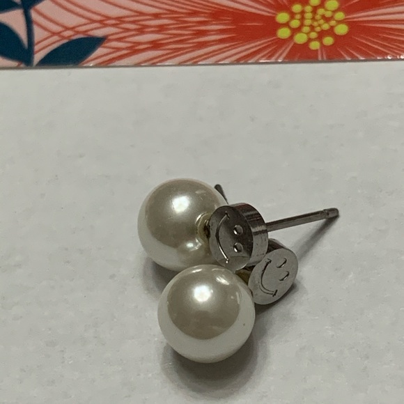 Jewelry - Stud faux pearl earrings